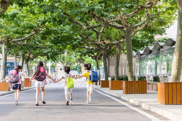刘某某,李某某系深圳某小学学生,二人家长委托田某某开办的校外托管