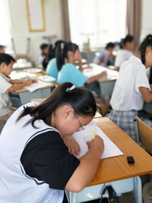 在等候室看书的小朋友来源丨钦州市青少年学生校外活动中心cunghvaz