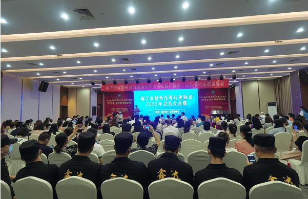 这些校外托管机构为学生提供课后托管服务,的确为分身乏术的家长们